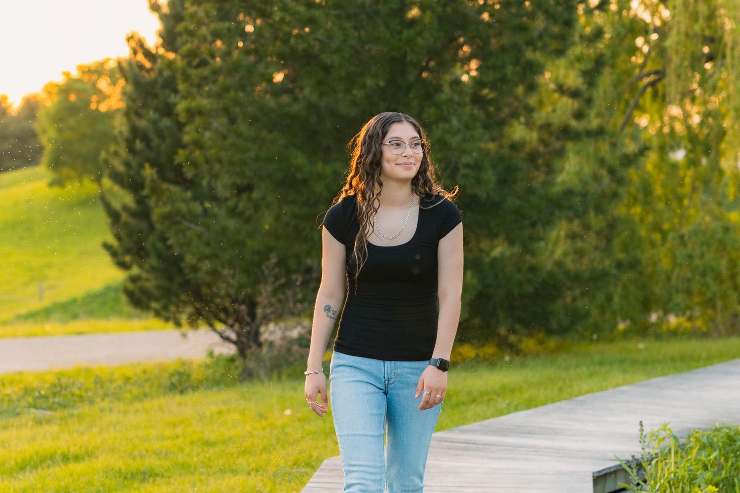 preparing for high school senior photoshoot tips and tricks madison wisconsin yearbook photos clean clothes black tee jeans casual outfit