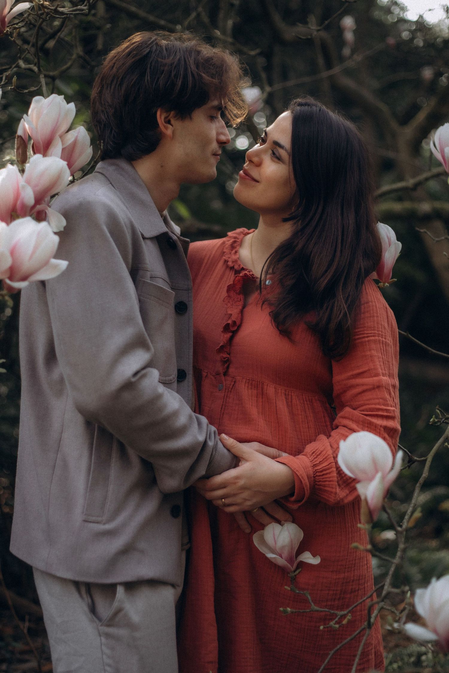 Couple session in Bagatelle with a cinematic and vintage atmosphere - Maternity shoot - Léa Charra