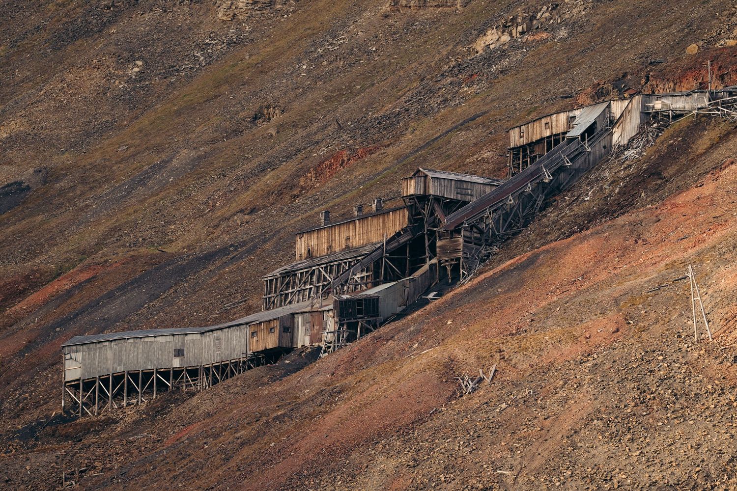 vieilles mines de charbon au svalbard sur le flanc d'une montagne rocailleuse
