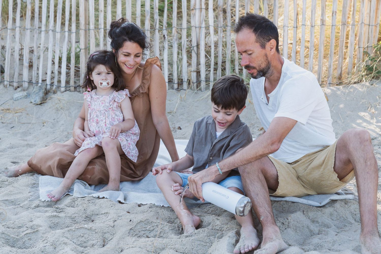 Séance photo famille naturelle en extérieur au bord de la mer