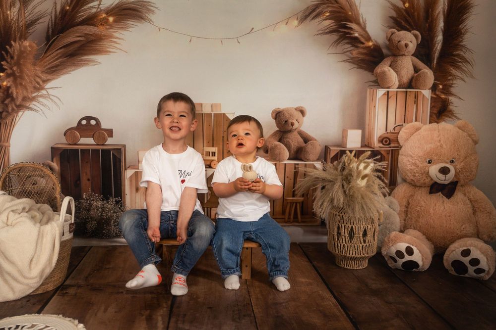 Enfant découvrant un décor lors d'une séance photo