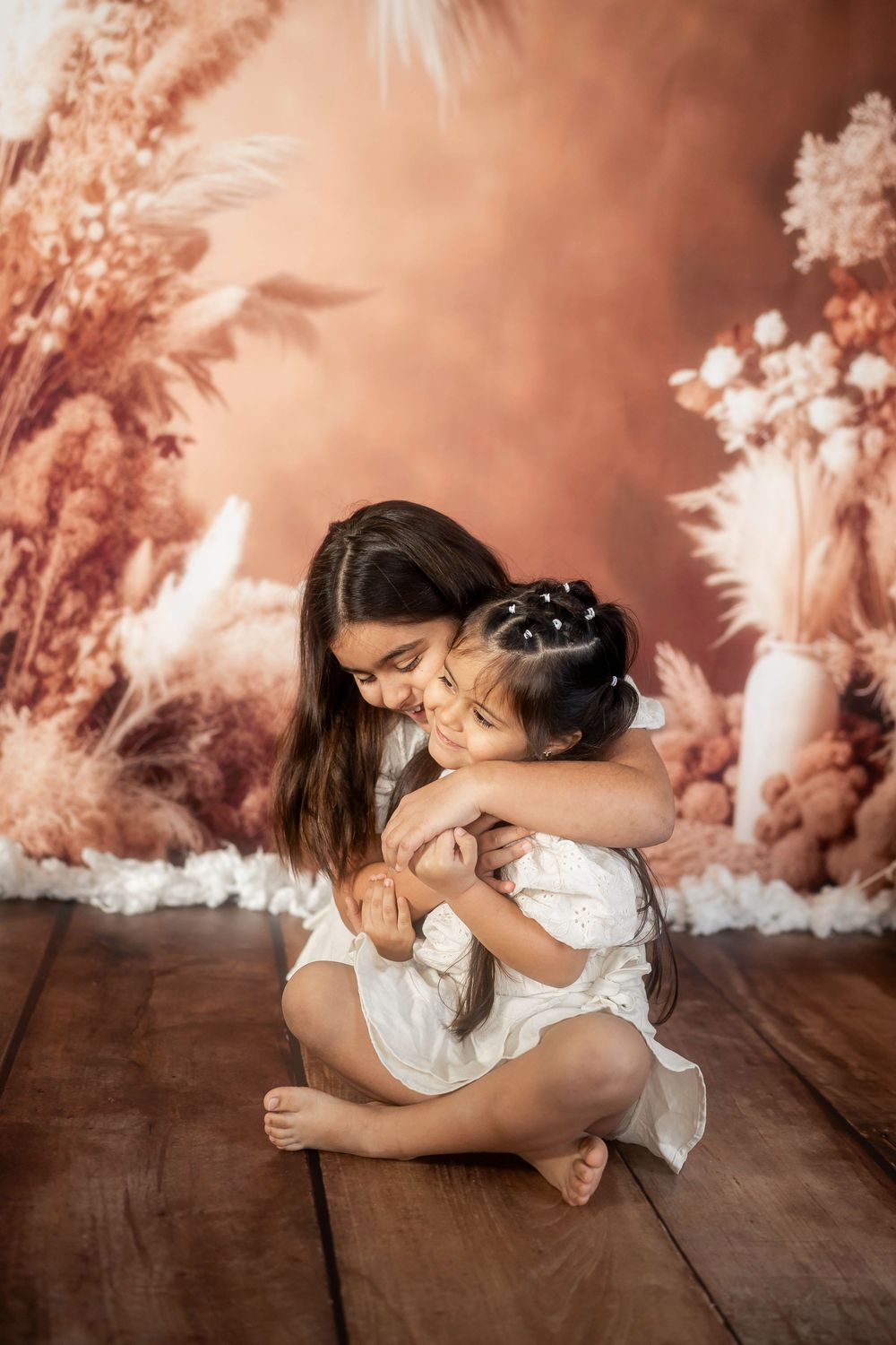 Petites filles photographiée dans un décor de studio
