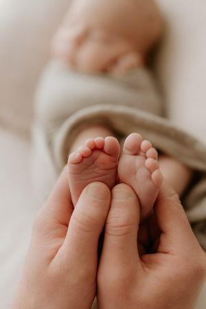 close up of babies toes to see lines on feet hamilton studio