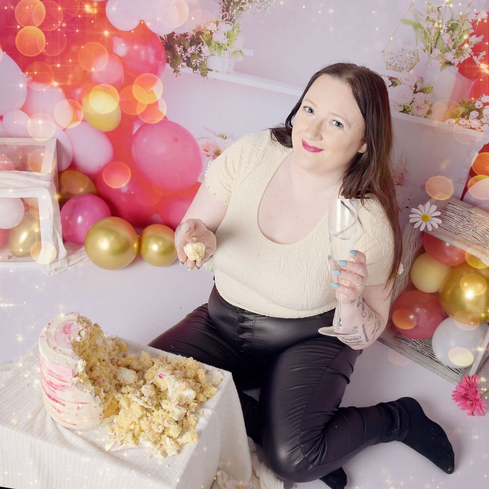 Adult cake smash image, lady holding glass of bubbly.