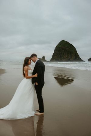 bride and groom classic wedding photography dreamy romantic glowy golden love Oregon coast west coast international destination vibey film