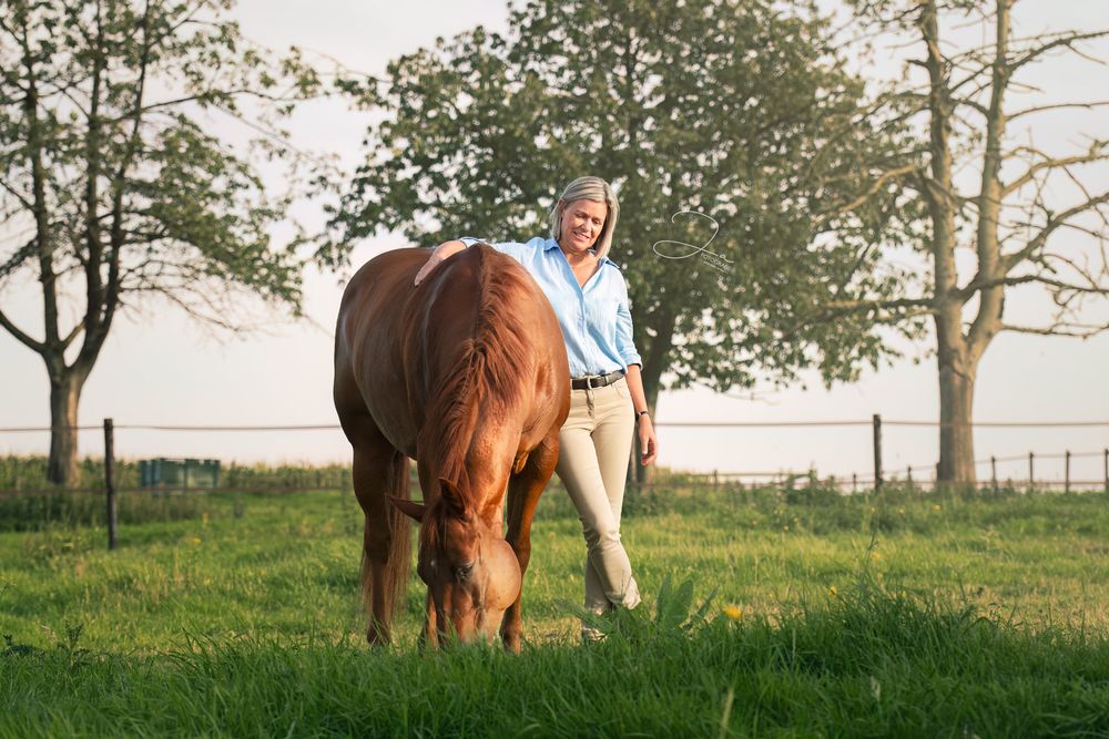 Personal branding fotoshoot paardentrainer met haar paard in een weide België  JA Fotografie