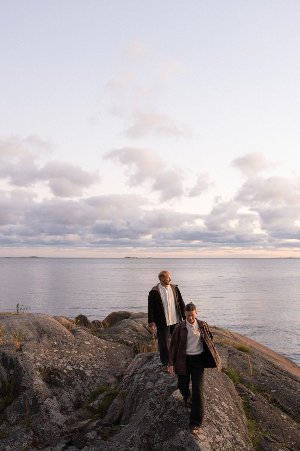 Pariskunta kallioilla Suomenlinnassa