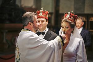 Fotografisanje venčanja u crkvi
Fotografija mladenaca i sveštenika, ispijanje vina u Sabornoj crkvi u Beogradu