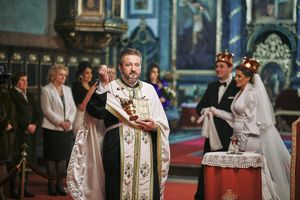 Fotografisanje venčanja u crkvi
Fotografija kako sveštenik predvodi