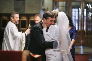 Fotografisanje venčanja
Fotografija čestitanja mlade i mladoženje nakon venčanaj u crkvi