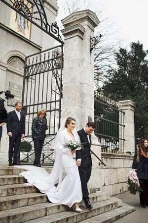 Fotografisanje venčanja
Fotografija kako mladoženja izvodi mladu iz crkve