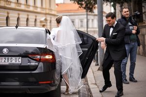Fotografisanje venčanja
Fotografija kako mladoženja otvora vrata da bi mlada lakše ušla u automobil
Beograd 
Saborna Crkva