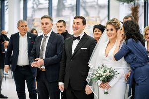 Fotografisanje venčanja
Fotografija čina venčanja u Beogradu kod matičara
Čestitke i tapšanje