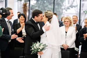 Fotografisanje venčanje
Fotografija poljupca mlade i mladoženje nakon čina venčanja u Beogradu
