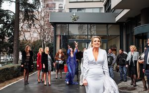 Fotografisanje venčanja
Fotografija bacanje bidermajera ispred opštine u Beogradu