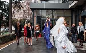 Fotografisanje venčanja
Fotografija bacanje bidermajera ispred opštine u Beogradu