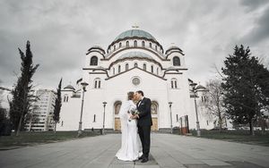 Fotografisanje venčanja
Fotografija mlade i mladoženje ispred Hrama Svetog Save u Beogradu
Mladenacki poljubac