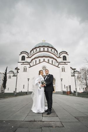 Fotografisanje venčanja
Fotografija mlade i mladoženje ispred Hrama Svetog Save u Beogradu