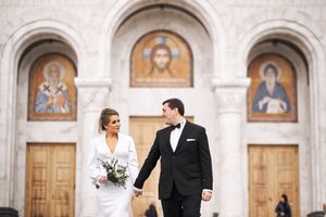 Fotografisanje venčanja
Fotografija mlade i mladoženje kako hodaju i drže se za ruke ispred Hrama Svetog Save u Beogradu