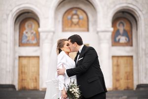 Fotografisanje vencanja
Fotografije vencanje
Poljubac mlade i mladozenje ispred Hrama Svetog Save u Beogradu