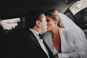 Fotografisanje vencanja
Fotografije vencanje
Fotografija poljupca mladenaca u autu dok se voze na dogovorenu lokaciju za fotografisanje
