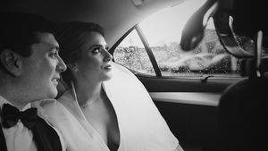 Fotografisanje vencanja
Fotografije vencanje
Fotografija mladenaca u autu dok se voze na dogovorenu lokaciju za fotografisanje