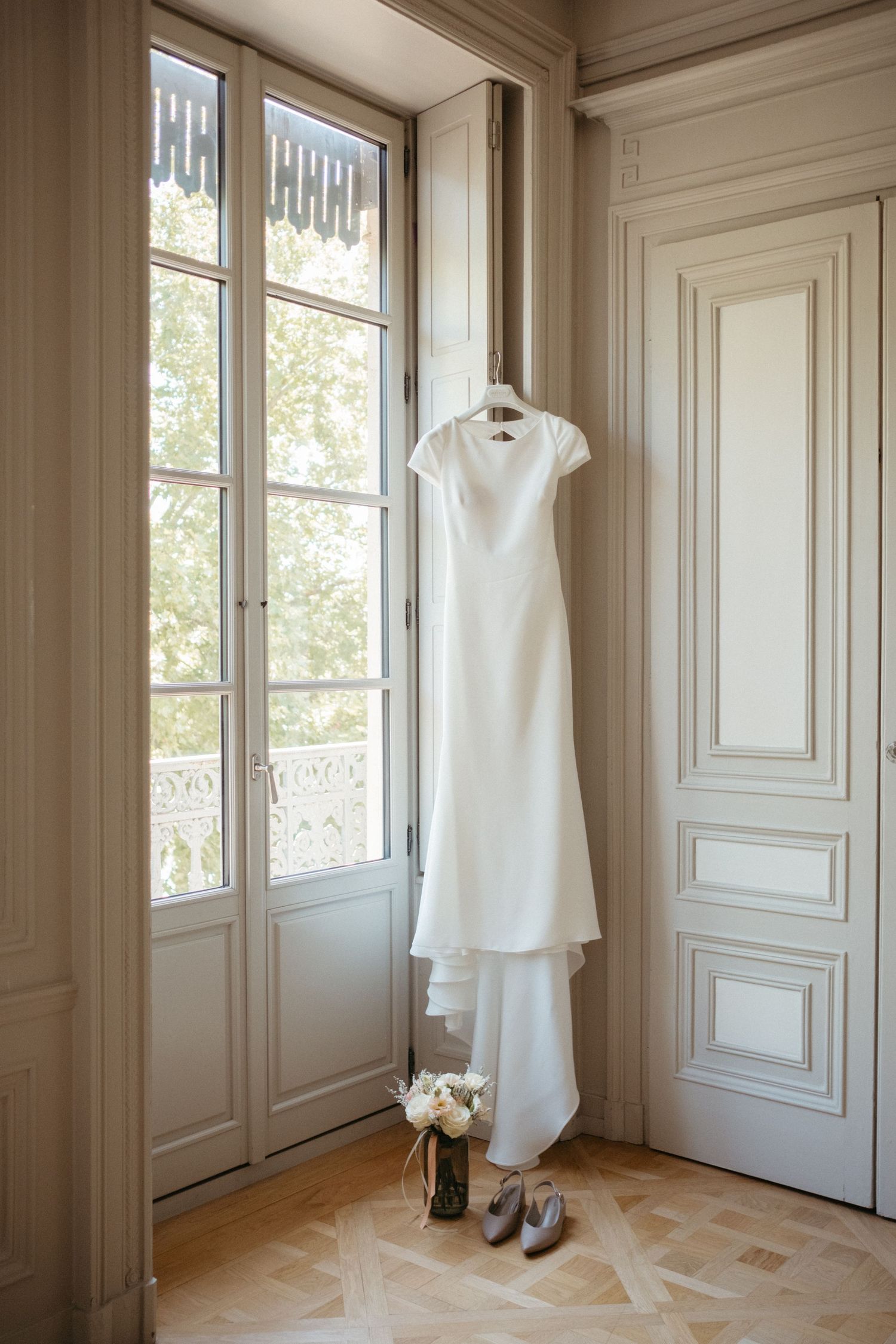 getting ready photos of civil wedding in Lyon