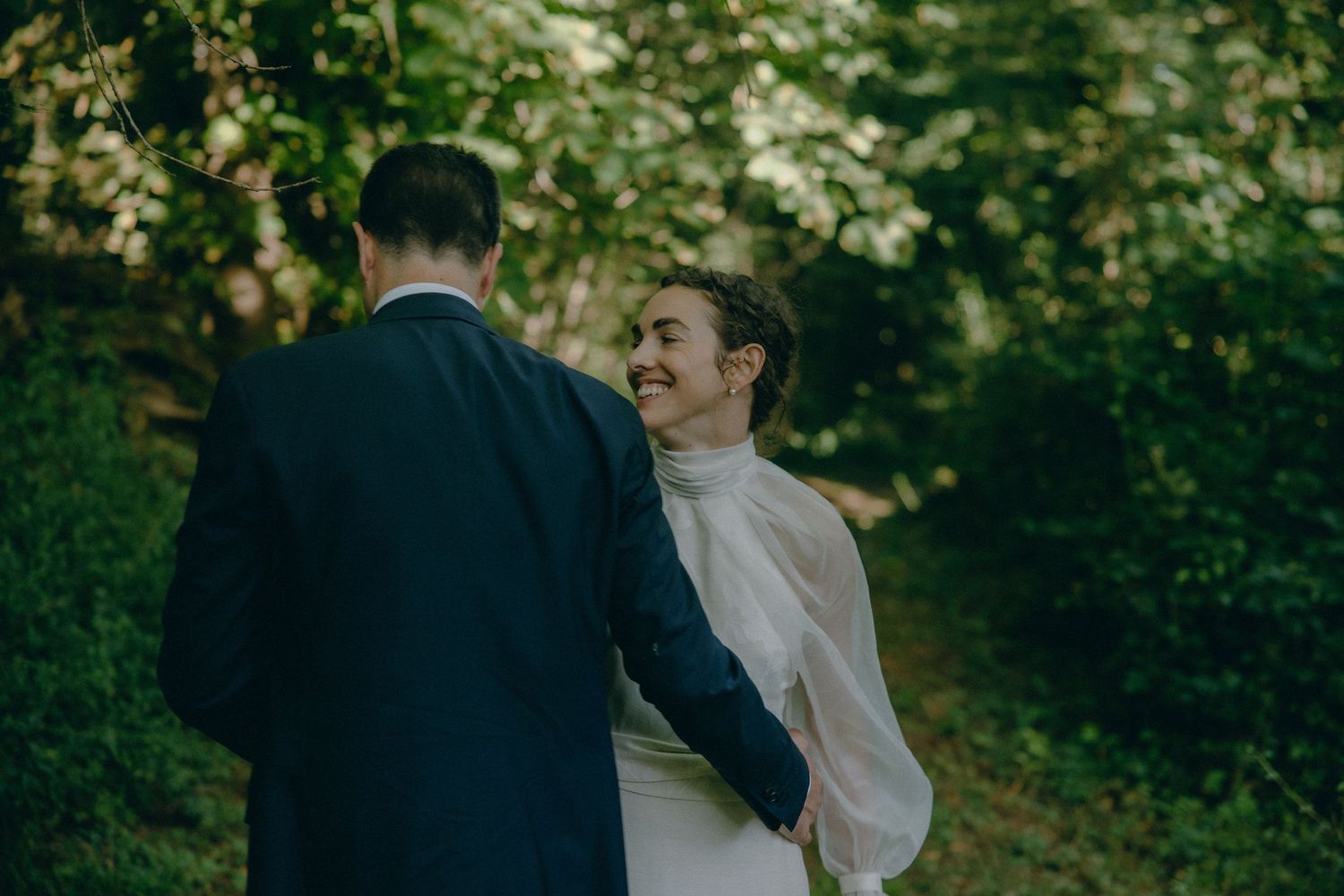 Découvrez le mariage unique de Lucile & Paul à l'Église Saint-Sulpice-de-Favières, capturé avec élégance par Julie Fox Photography
