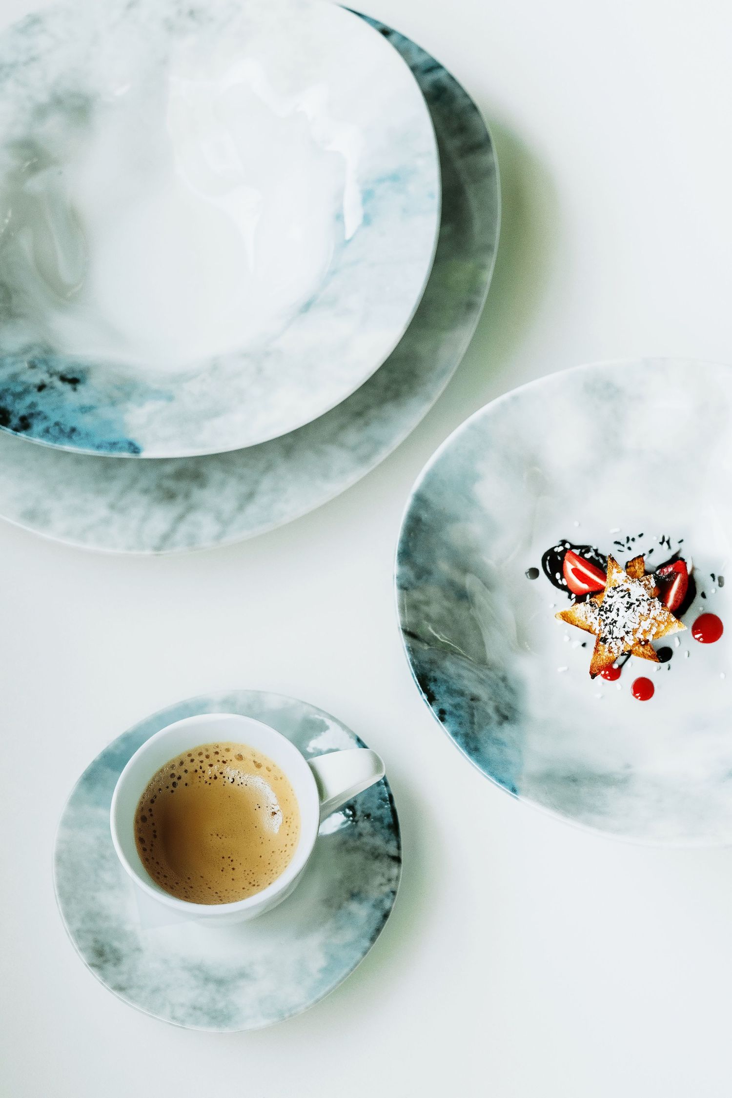 Porcelain collection Ocean with digital print in blue and gray shades resembling the ocean.