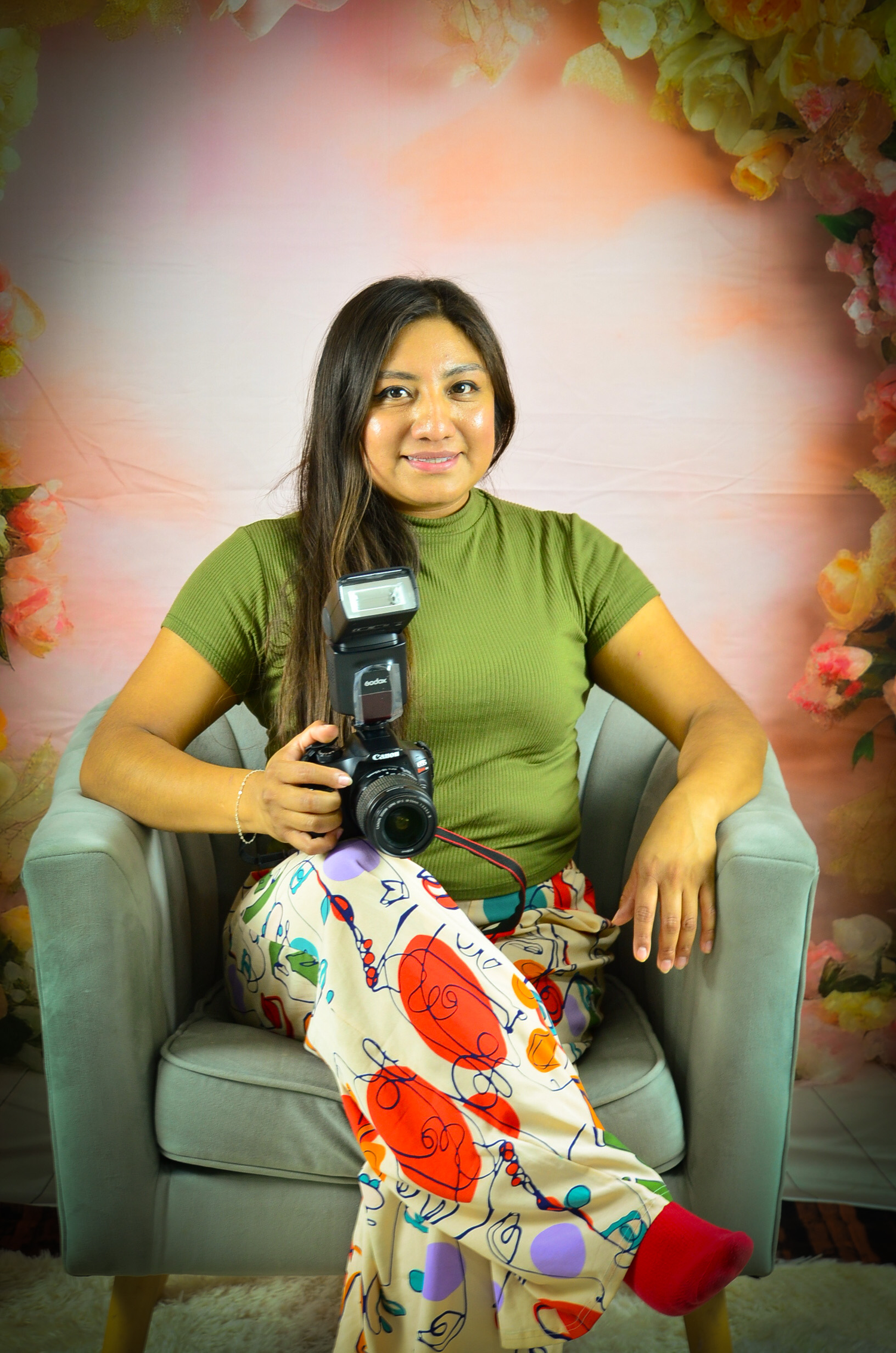 Soy Leth Cano, especialista en creación de contenido, fotografía y gestión de redes sociales. "Capturamos momentos, creamos conexiones.”