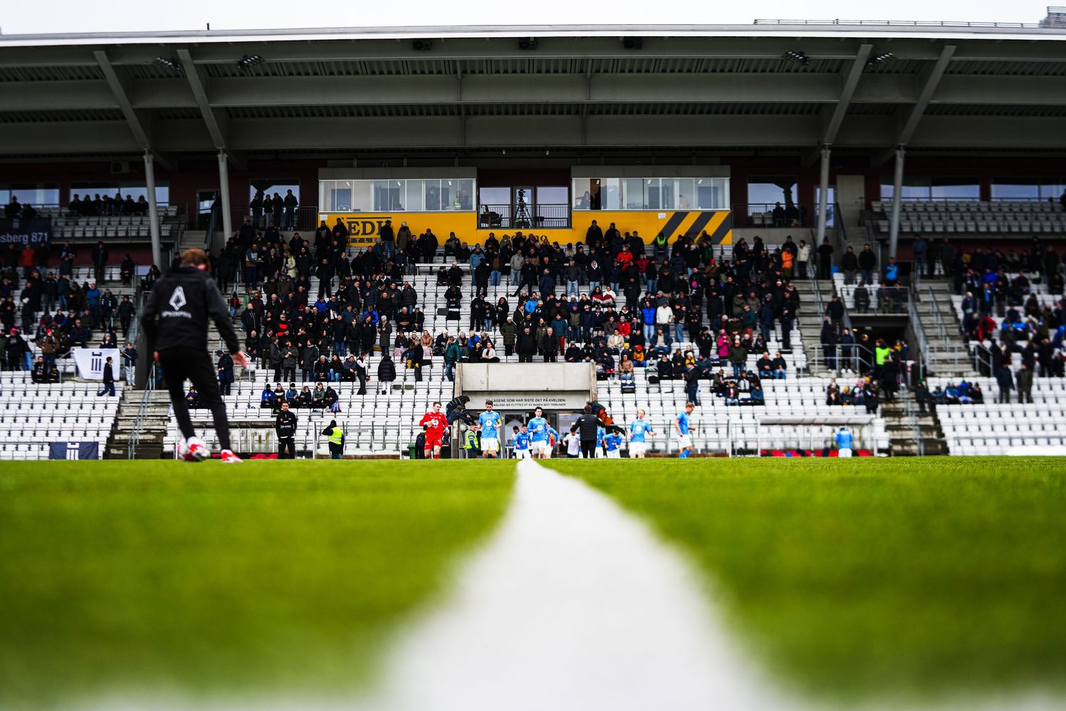 Fotball stadium med tilskuere