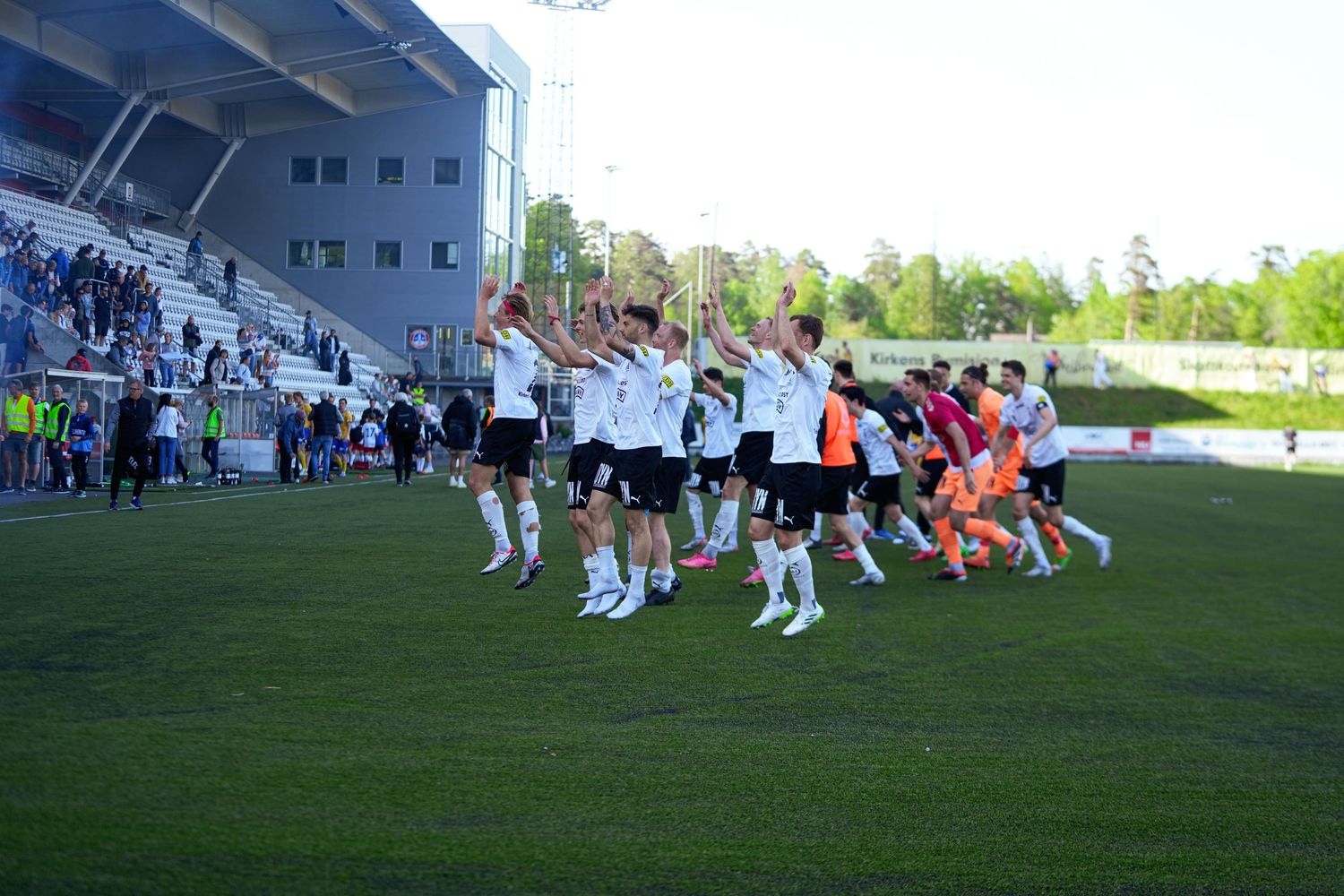 Fotballag som ferier en seier sammen med publikum