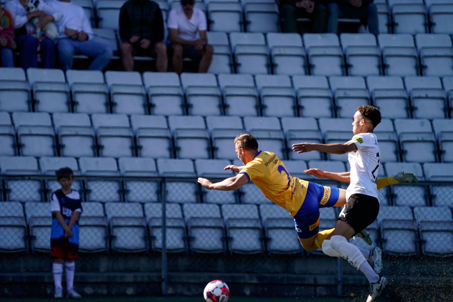 Fotballspiller som takler en annen spiller
