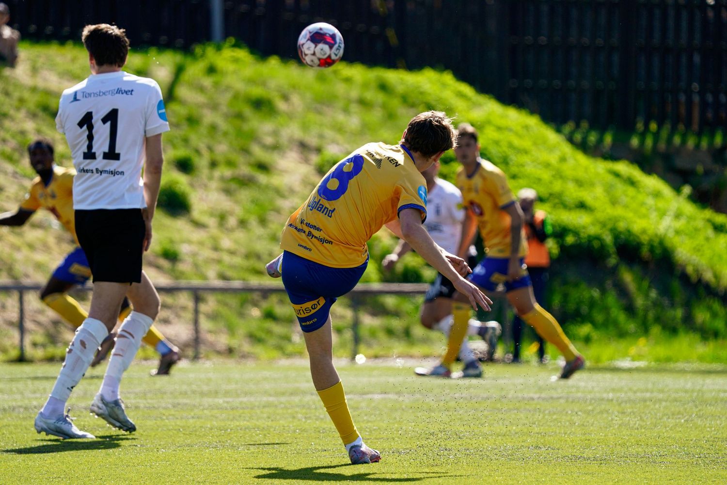 Fotballspiller som skyter