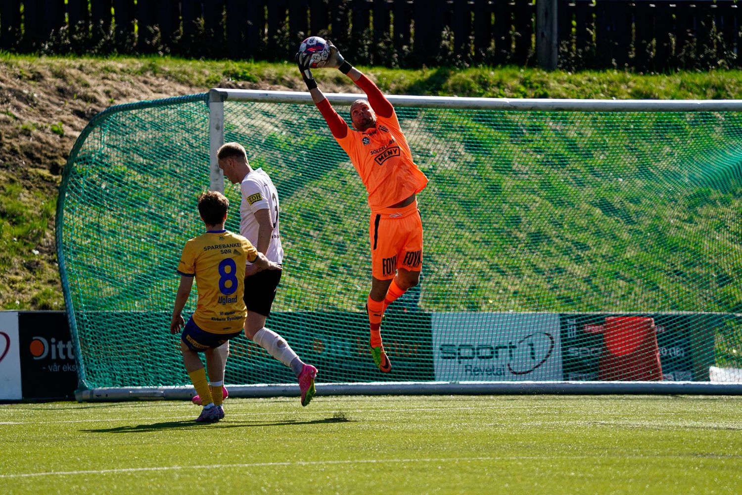 Fotballspiller som redder ballen