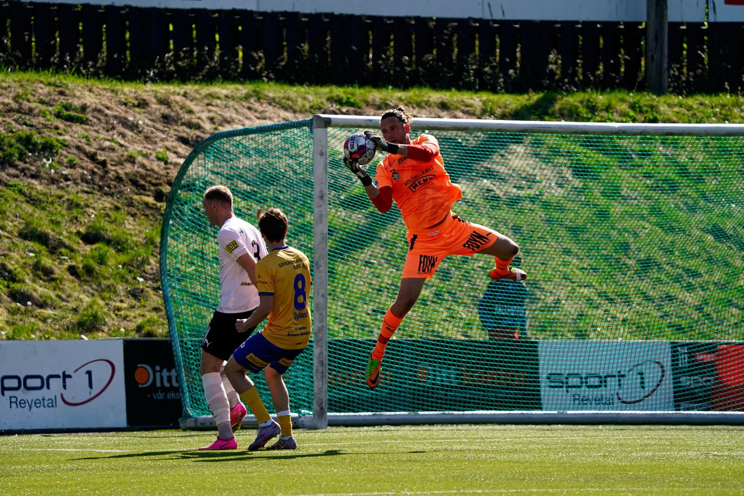 Fotballkeeper som redder ballen i lufta