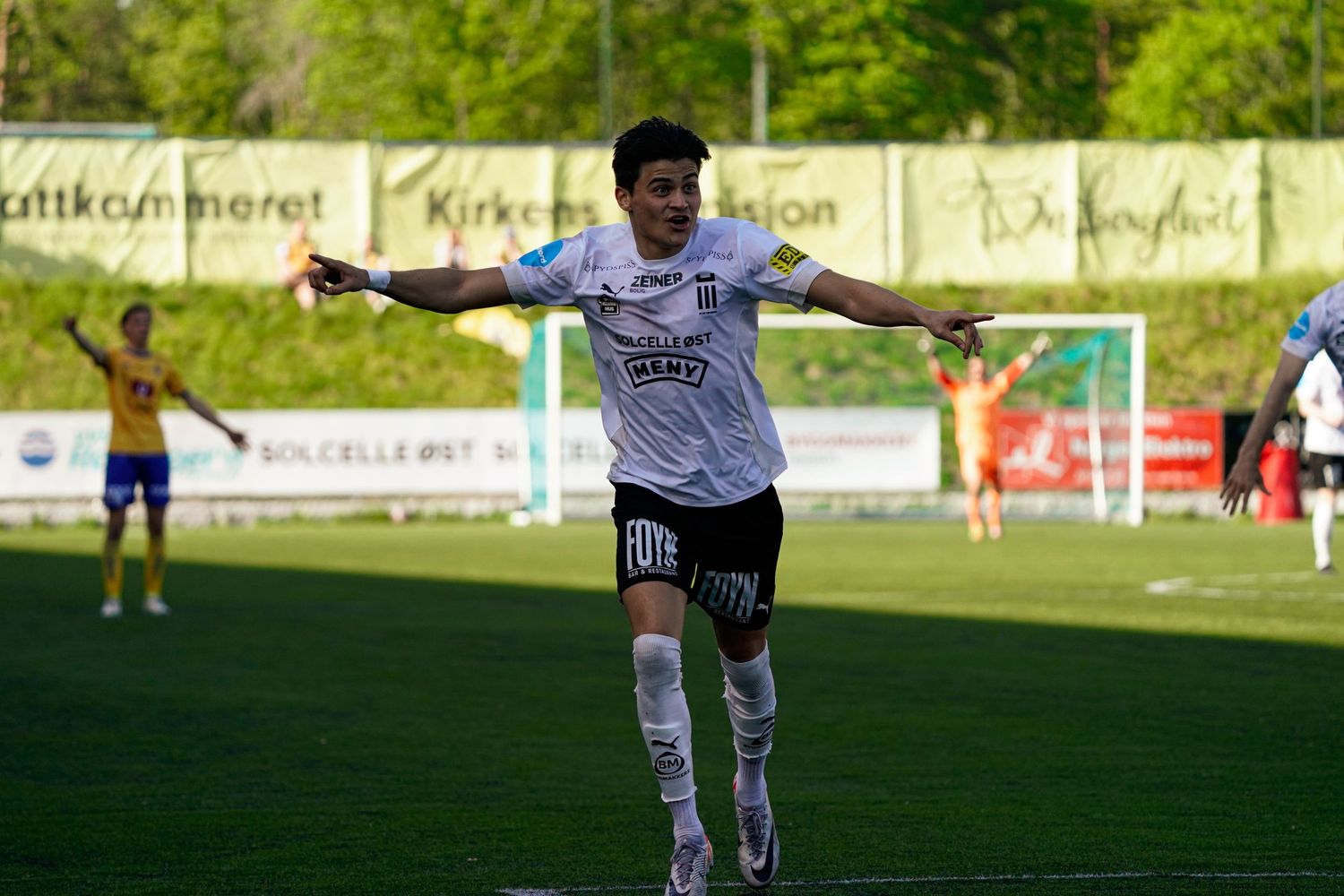 Fotballspiller som feirer målet sitt