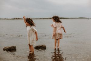 Syskonfotografering i Göteborg. Mysig fotografering med två syskon vid havet i Göteborg.