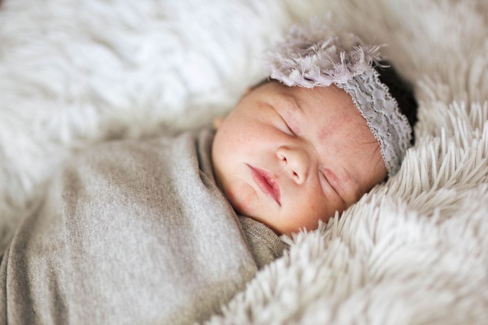 Fresh 48 photographer in Everett WA: Natural light newborn photographer with a newborn baby girl at home in the Everett WA area