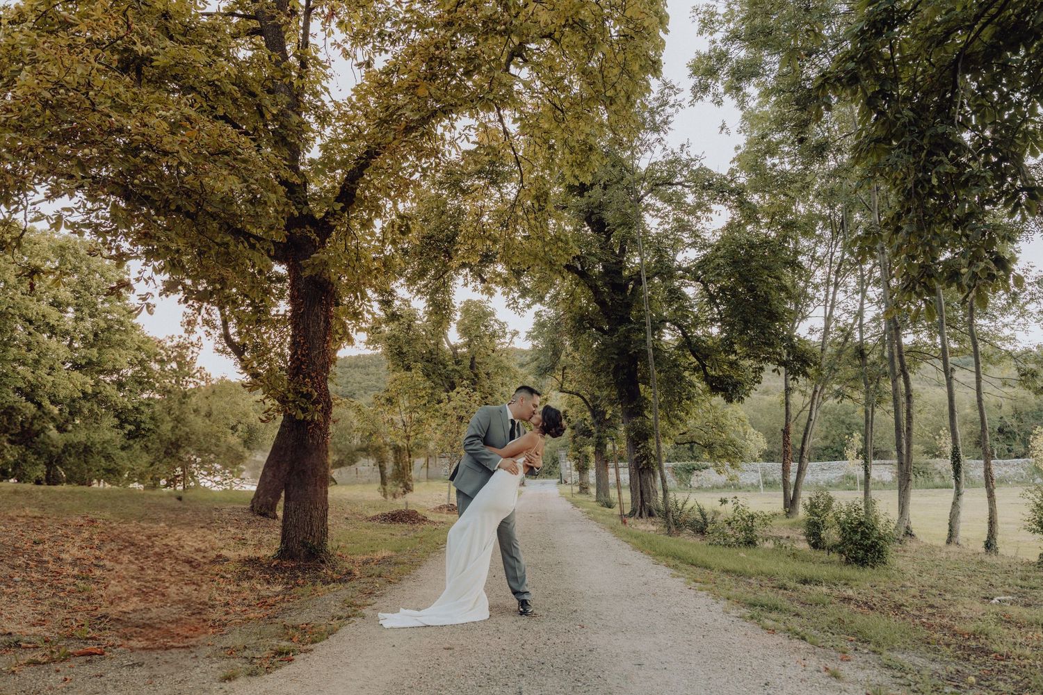 Photographe mariage Auvergne – images complices et élégantes des jeunes mariés.