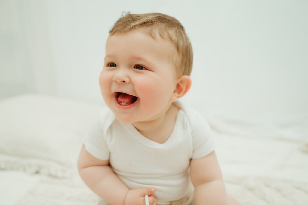 Melissa Stuer Photography Moederschapsfotograaf Moerbeke Oost-Vlaanderen kinderen baby zittend op poep lachend sitter session jongen