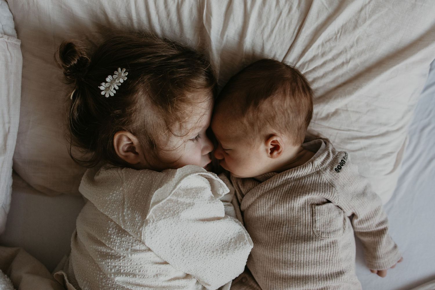 Baby broertje en grote zus
