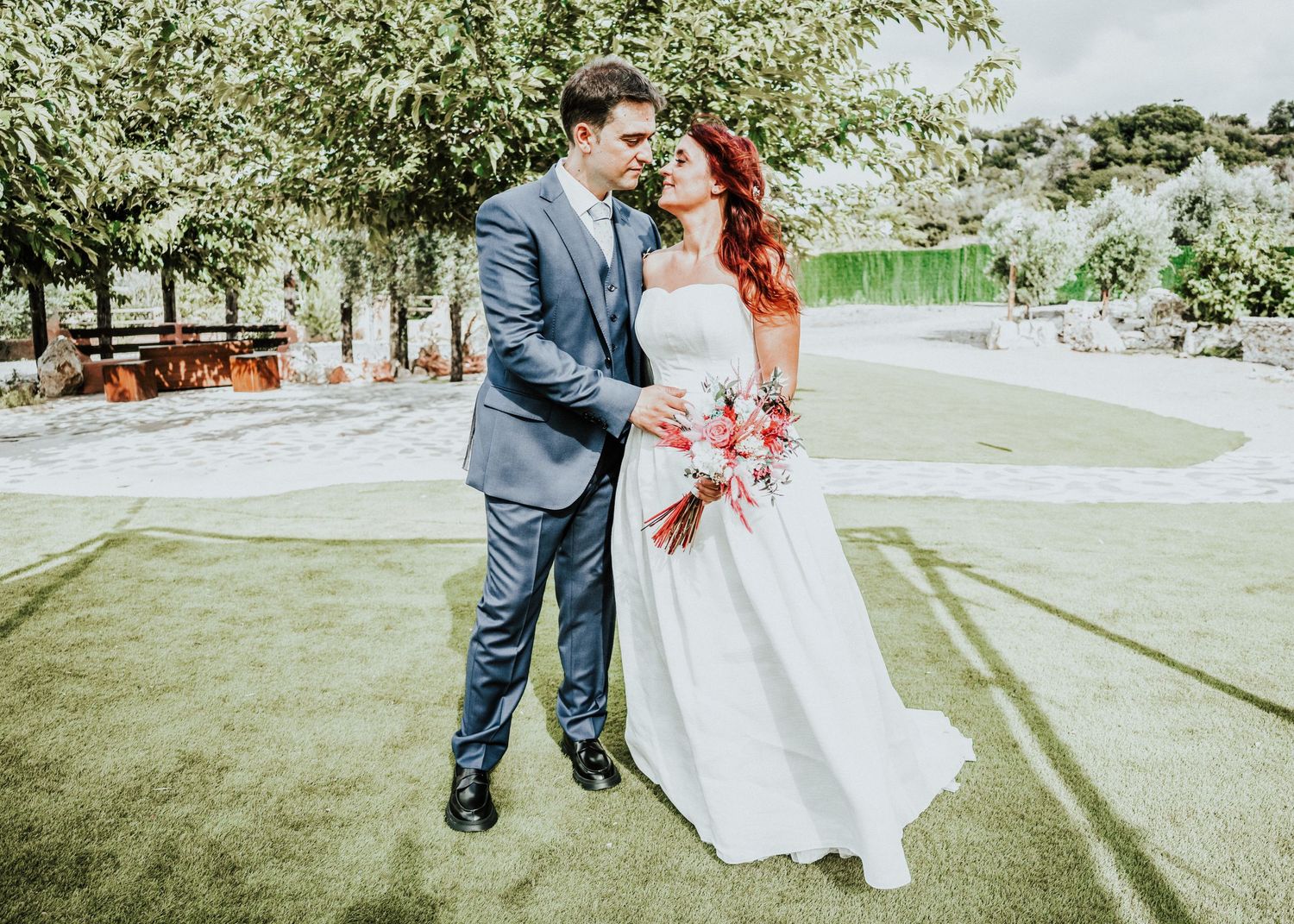 A couple posing in finca San Tomas Madrid