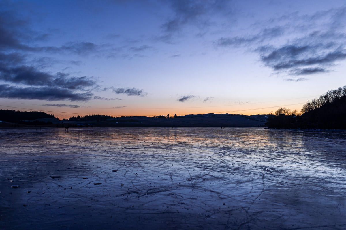 Solnedgang over skøyteis på Øygardsvatnet på Ålgård i Rogaland.