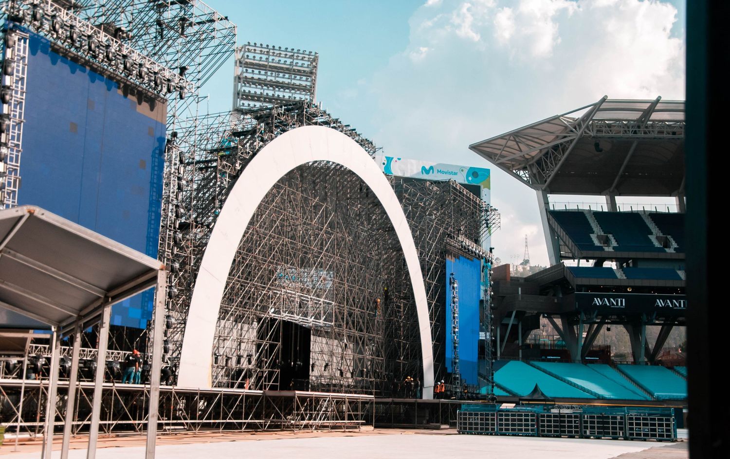 fotografía profesional del montaje del concierto de karol g en venezuela.