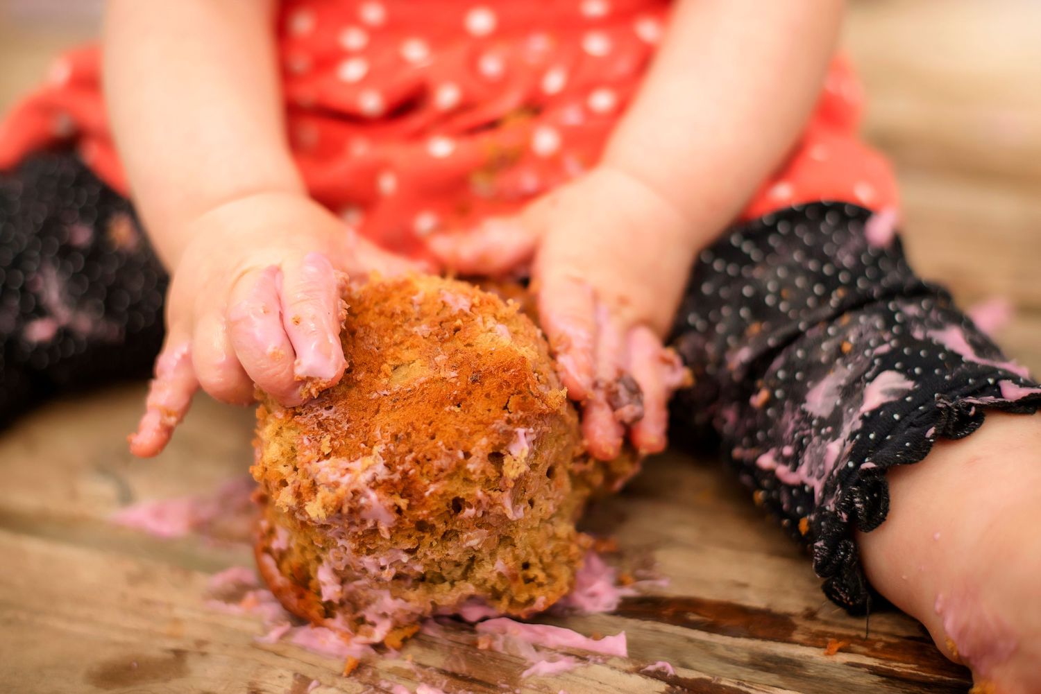 Cake smash photography session Ellensburg, Washington little hand smashing a cake.