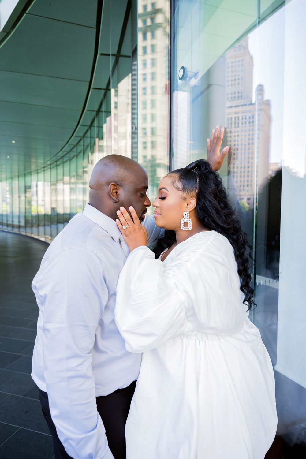 Chicago Engagement photographer at Chicago river walk