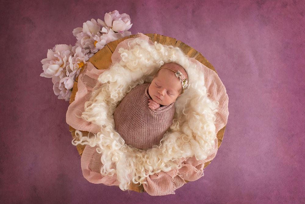Melbourne Newborn baby in sleepy newborn pose. Melbourne best newborn photographer. Best baby photo photography. Affordable family photos.
