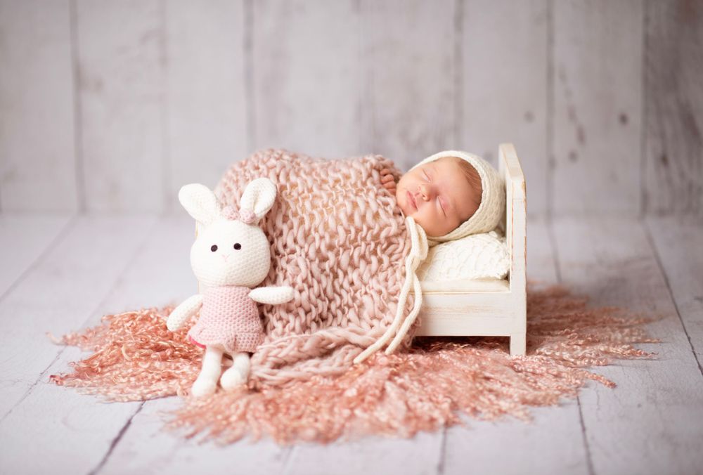 Melbourne Newborn baby in sleepy newborn pose. Melbourne best newborn photographer. Best baby photo photography. Affordable family photos.
