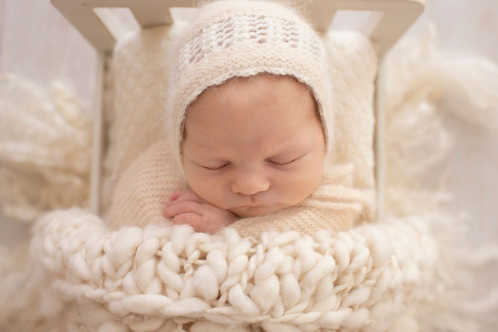 Melbourne Newborn baby in sleepy newborn pose. Melbourne best newborn photographer. Best baby photo photography. Affordable family photos.